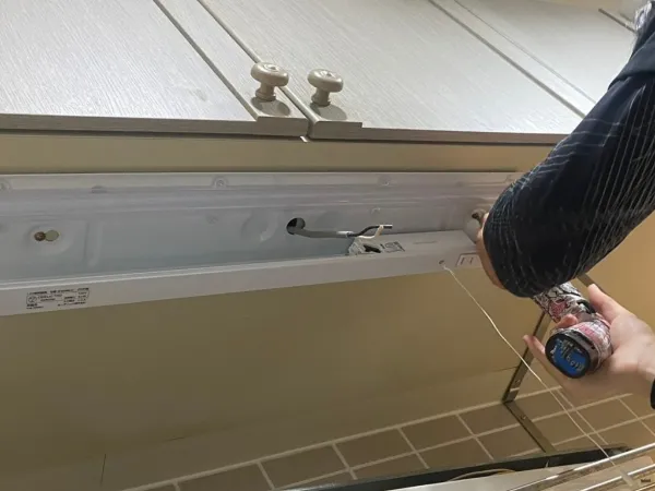 キッチン天井灯のLED化(古い直付け器具を外して交換)